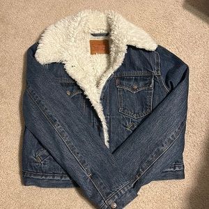 Levi’s women’s Sherpa jacket. Size: L. Only worn once.